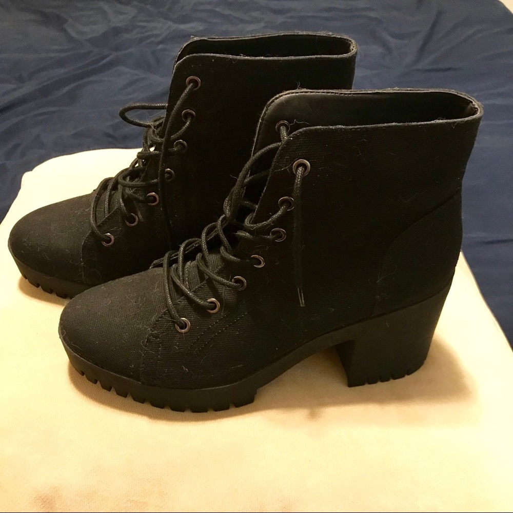 Forever 21 heeled boots 🖤